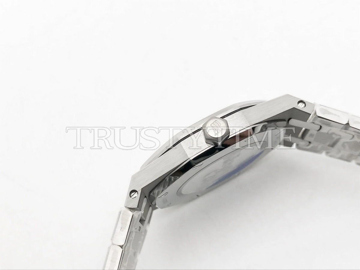 Копия часов Audemars Piguet Royal Oak Ladies 33mm 67651IP.ZZ.1261IP.01 Арт.AP-1133