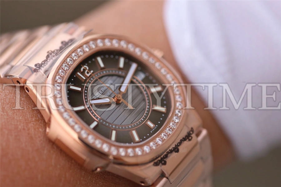 Копия часов Patek Philippe Nautilus Ladies 32mm 7010/1R-010 Арт.PP-0768