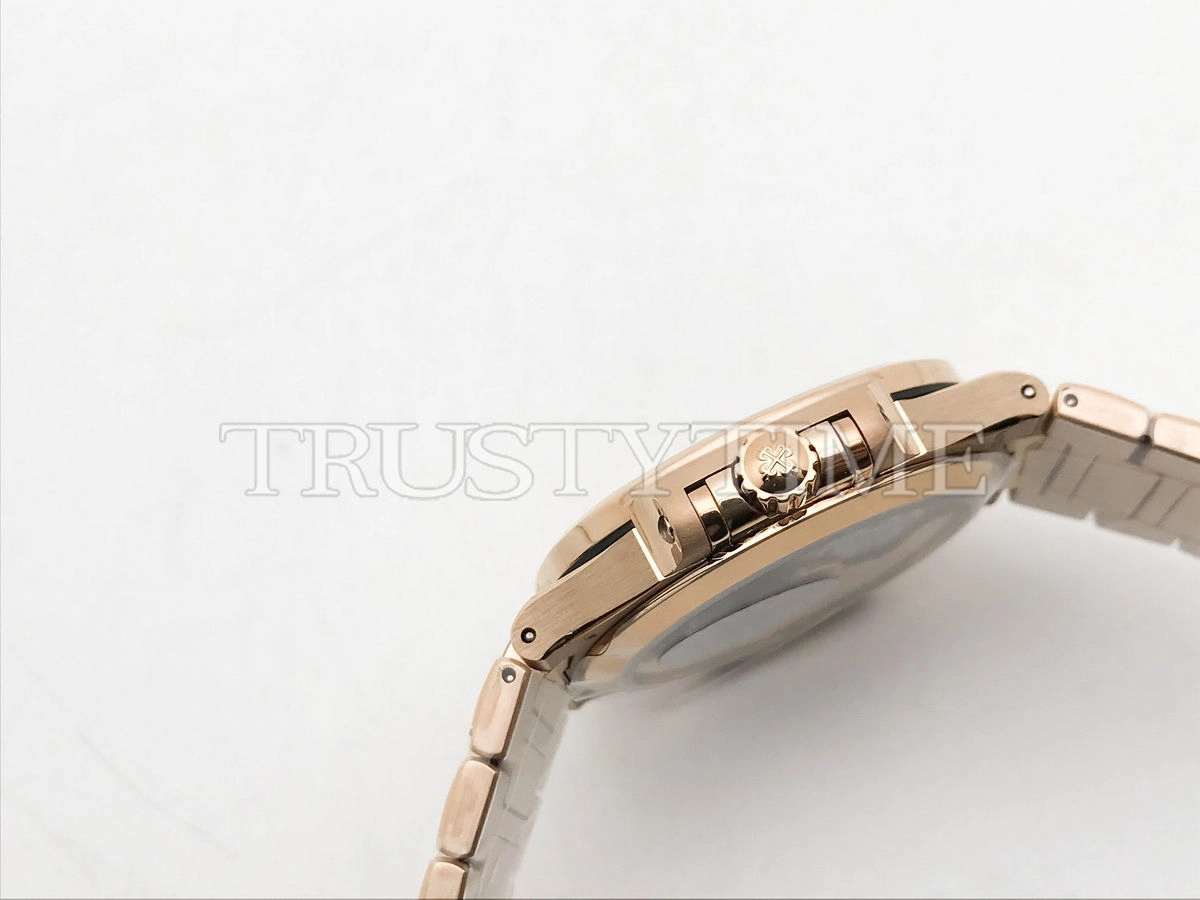 Копия часов Patek Philippe Nautilus Ladies 35mm 7118/1R-010 Арт.PP-0779