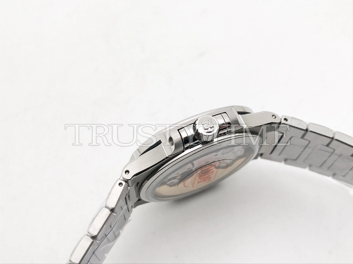 Копия часов Patek Philippe Nautilus Ladies 35mm 7118/1200A-001 Арт.PP-0775