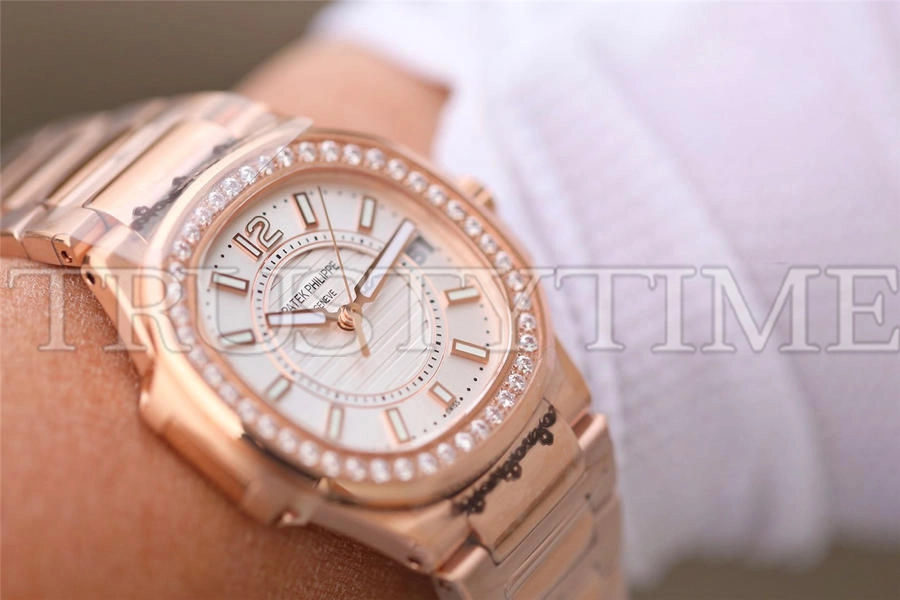 Копия часов Patek Philippe Nautilus Ladies 32mm 7010/1R-001 Арт.PP-0767