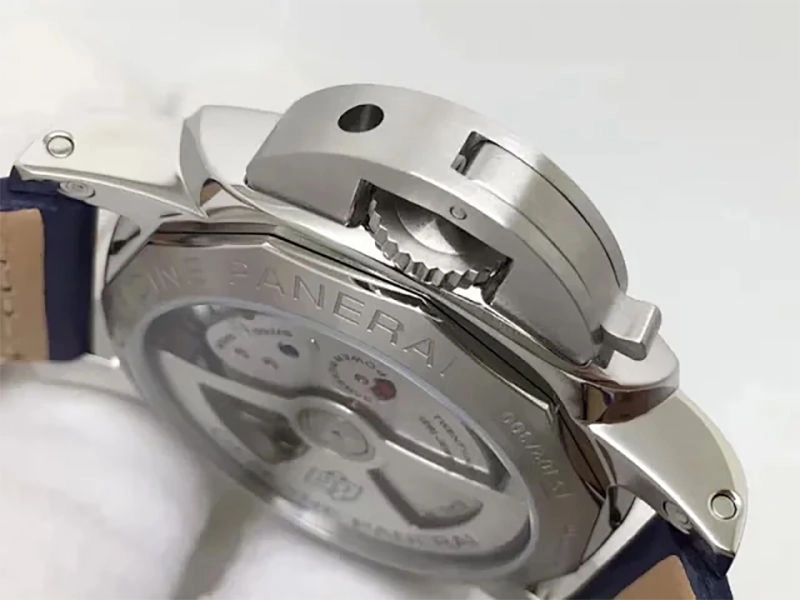 Реплика часов Panerai Luminor GMT PAM688 Реплика часов Panerai Luminor GMT PAM688